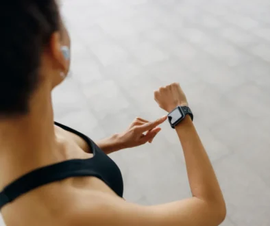 Žena s fitness hodinkami na ruce
