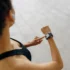 Žena s fitness hodinkami na ruce