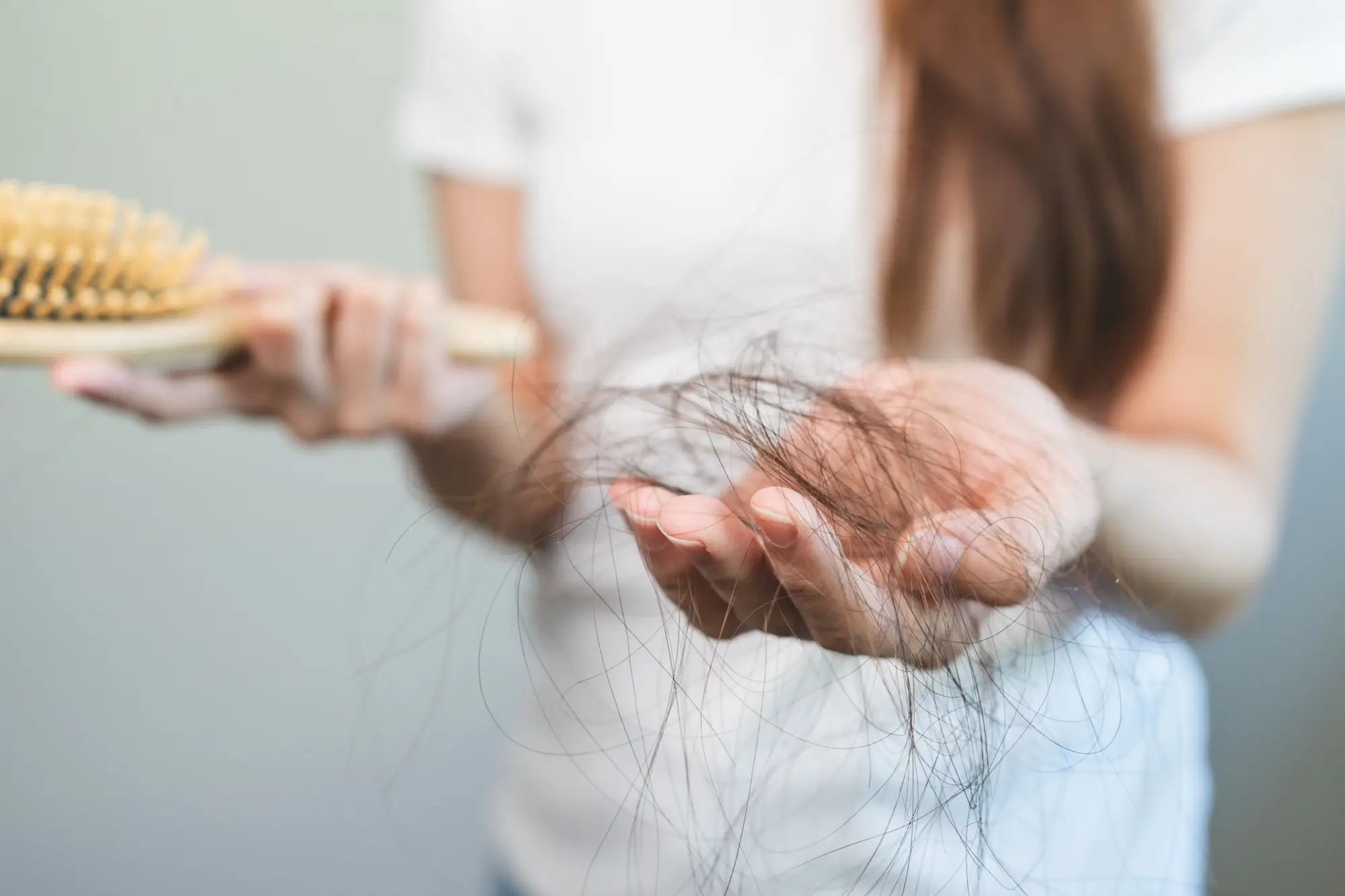 Shutterstock_2466876085 - SportDeník chomáč vlasů v ruce