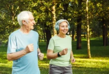 Pár seniorů na svižné procházce