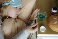 žena si chce dát léky na spaní v posteli