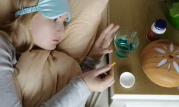 žena si chce dát léky na spaní v posteli