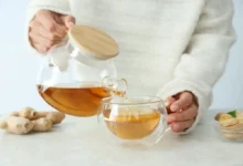 Člověk nalévá čaj do hrnku