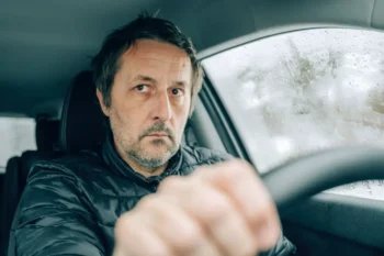 nervózni muz za volantem