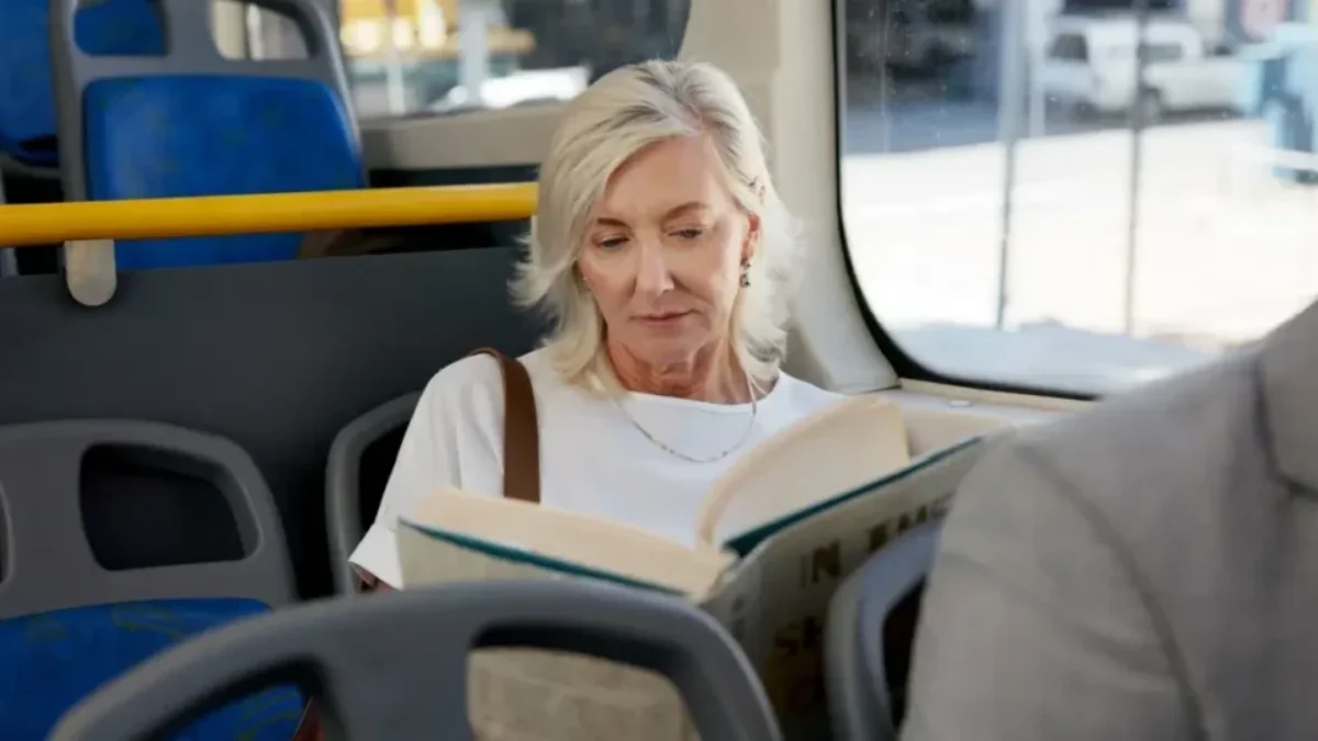Žena sedící v tramvaji, přemýšlí nad tím, co bude dál
