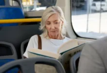 Žena sedící v tramvaji, přemýšlí nad tím, co bude dál