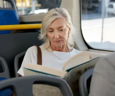 Žena sedící v tramvaji, přemýšlí nad tím, co bude dál