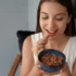 Žena jí mandle