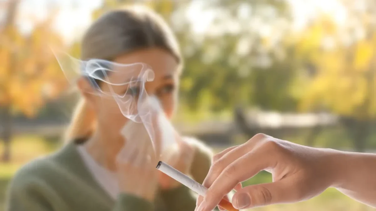 Žena kouří cigaretu