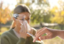 Žena kouří cigaretu