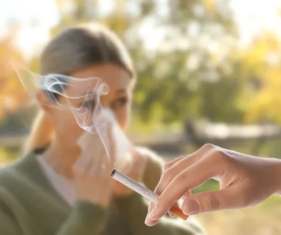 Žena kouří cigaretu