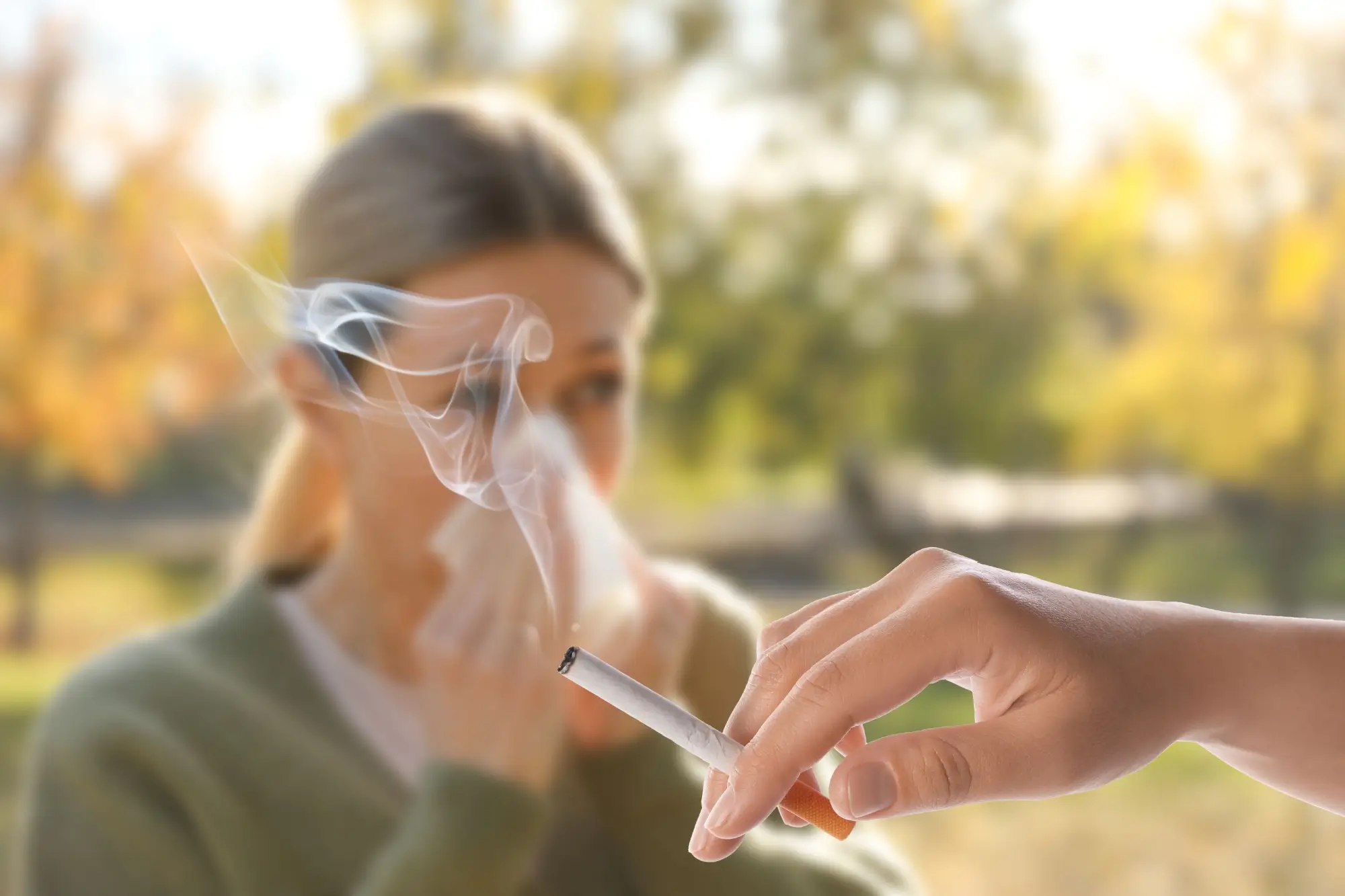 Žena kouří cigaretu