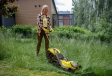 Žena seká trávu na zahradě