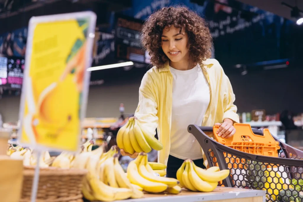 žena nakupuje v obchodě banány