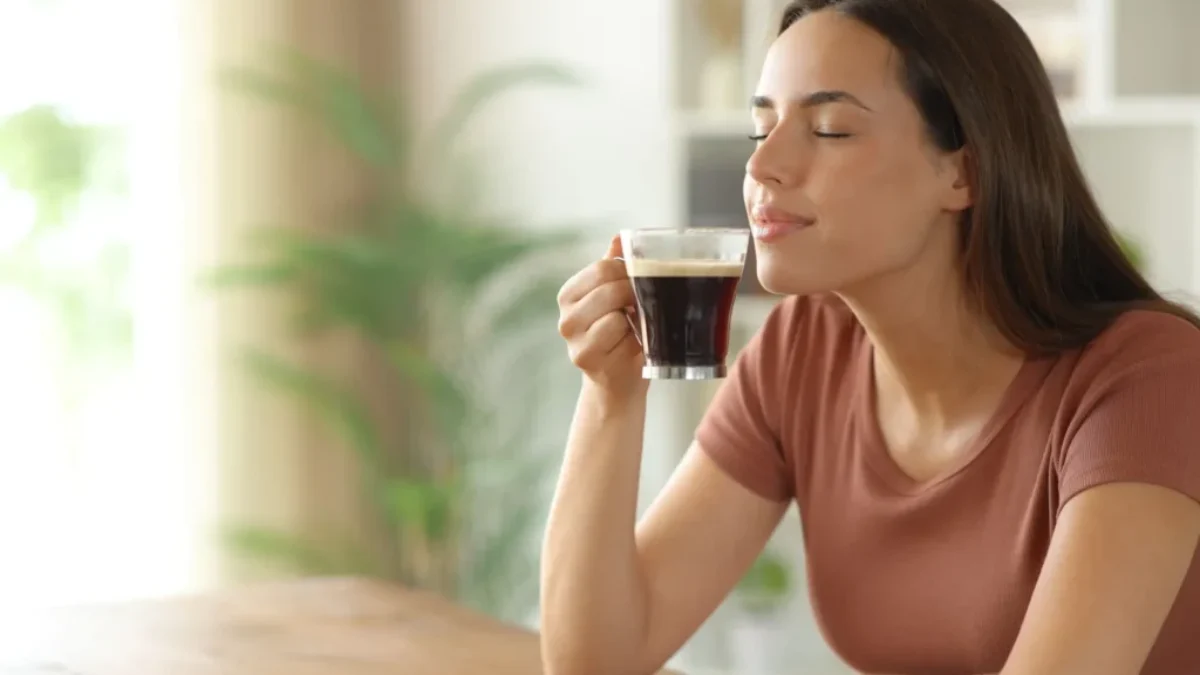 Pro mnohé z nás je pití kávy malým osobním rituálem. Zdroj pití kávy