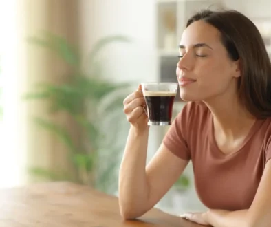 Pro mnohé z nás je pití kávy malým osobním rituálem. Zdroj pití kávy