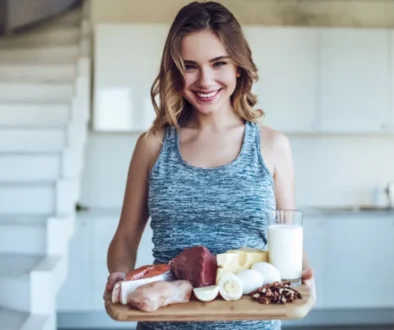 Žena drží bílkovinnou dietu