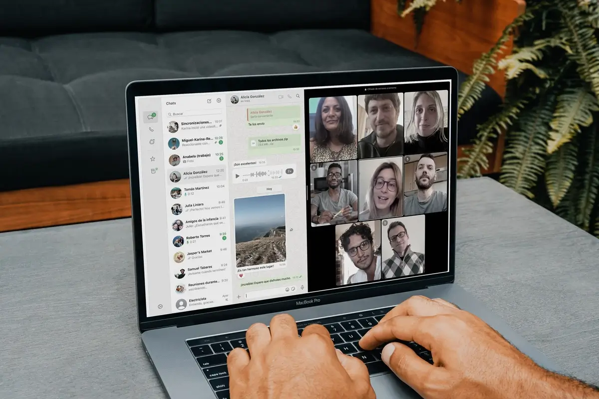 WhatsApp 2 1 - SportDeník Počítač s chatovací aplikací WhatsApp