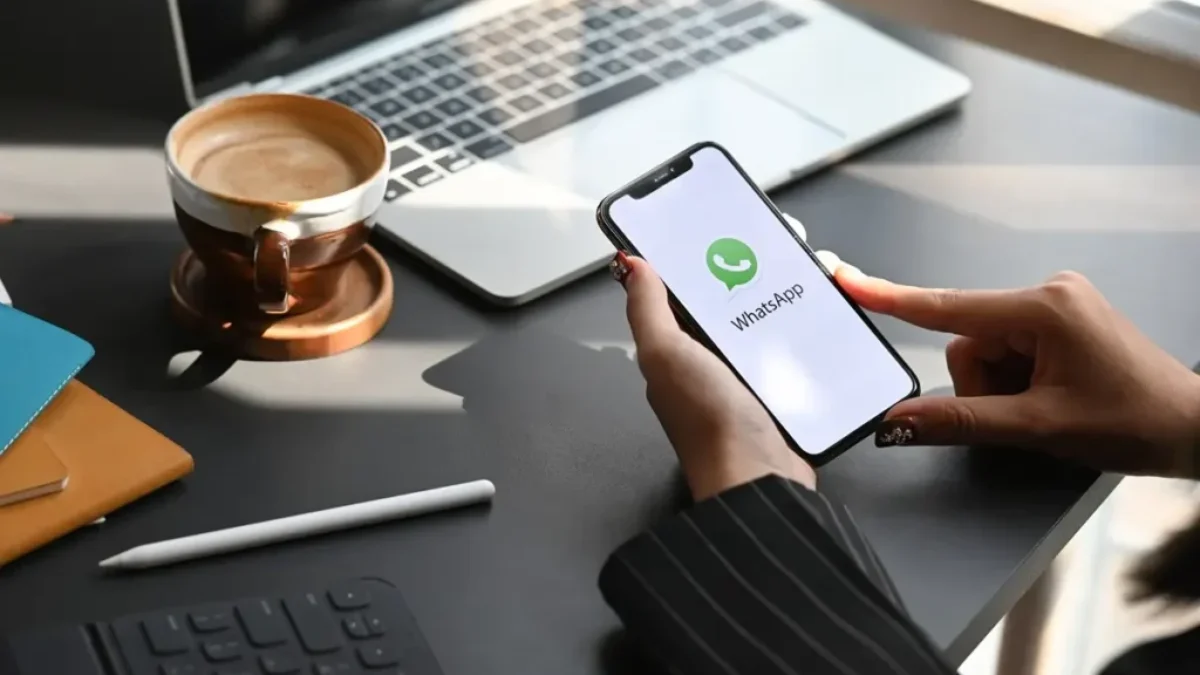 Telefonní přístroj s chatovací aplikací WhatsApp