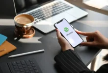 Telefonní přístroj s chatovací aplikací WhatsApp