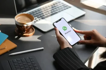 Telefonní přístroj s chatovací aplikací WhatsApp