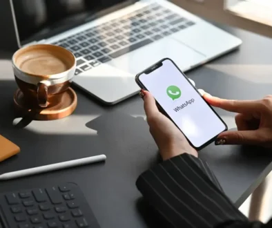 Telefonní přístroj s chatovací aplikací WhatsApp