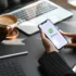 Telefonní přístroj s chatovací aplikací WhatsApp