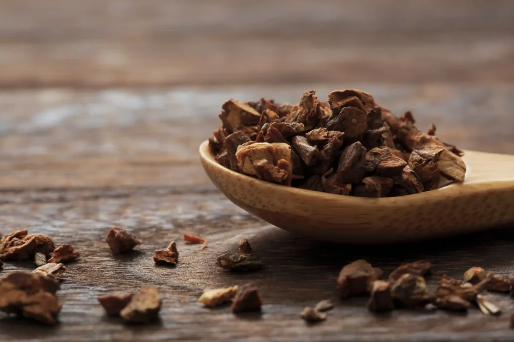 shutterstock_1350532310 - SportDeník rozdrcený kořen pampelišky na lžičce