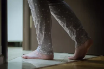 žena jde na toaletu v noci