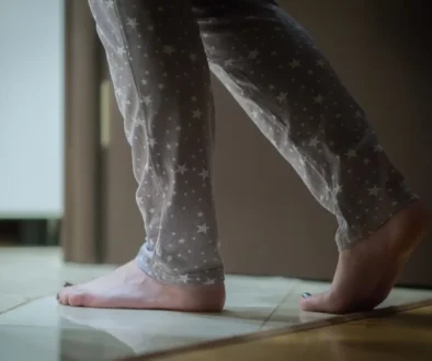Nykturie je časté noční močení. Zdroj žena jde na toaletu v noci