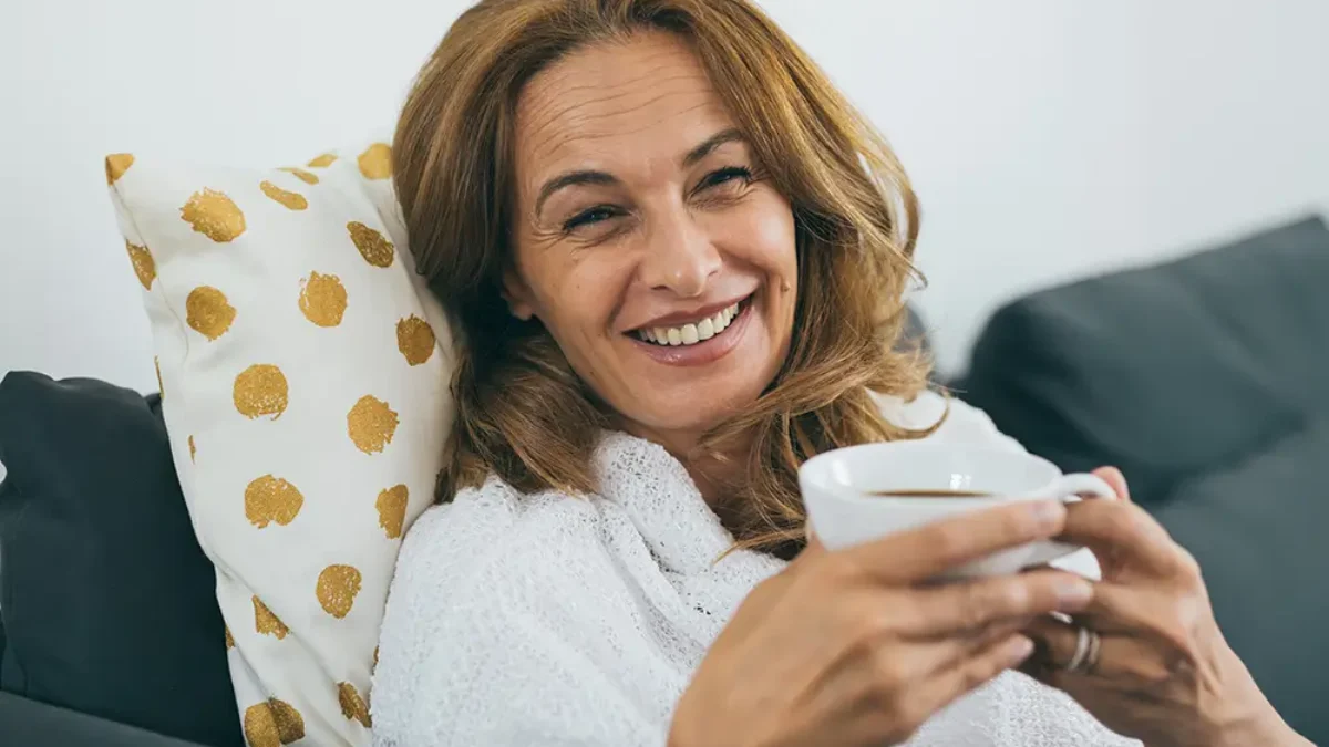 Proti nepříjemným příznakům menopauzy lze využít řadu bylinek. Zdroj žena popíjí čaj