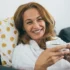 žena popíjí čaj