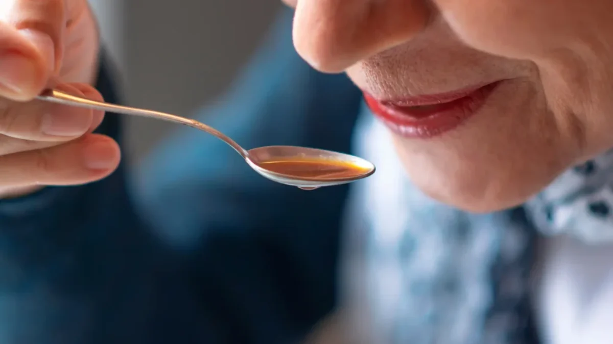 Jablečný ocet je přírodní antibiotikum a antiseptikum. Zdroj žena si dává do úst lžíci