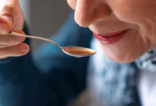 žena si dává do úst lžíci