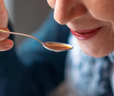 Jablečný ocet je přírodní antibiotikum a antiseptikum. Zdroj žena si dává do úst lžíci