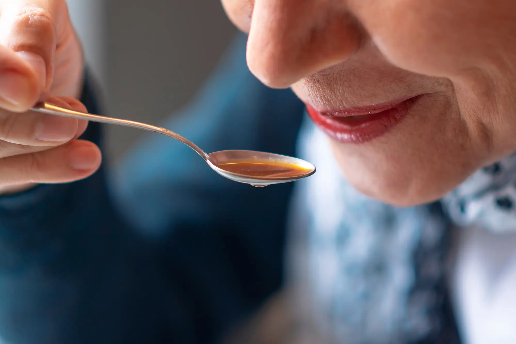 žena si dává do úst lžíci