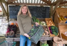 farmářka u stánku se zeleninou