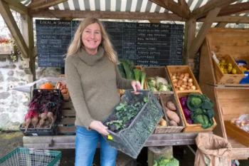 farmářka u stánku se zeleninou