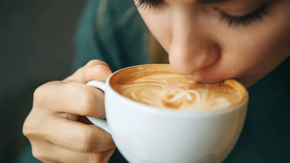 žena pije cappuccino