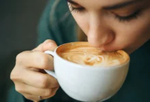 žena pije cappuccino