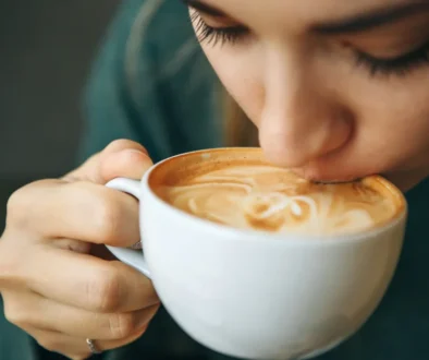 žena pije cappuccino