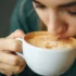 žena pije cappuccino