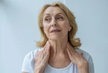 starší žena si prohlíží krk