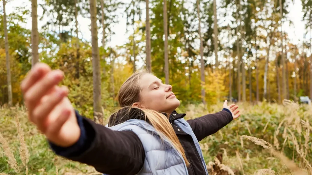 žena dýchá v přírodě