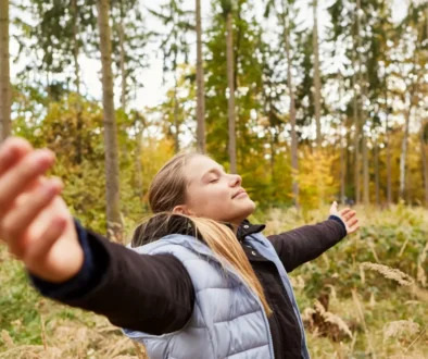 žena dýchá v přírodě