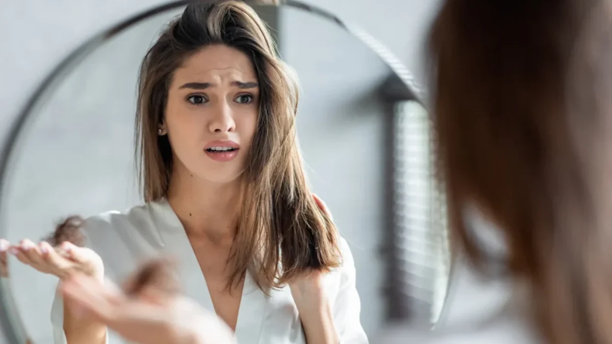 ženě padají vlasy