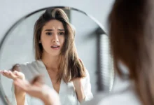 ženě padají vlasy