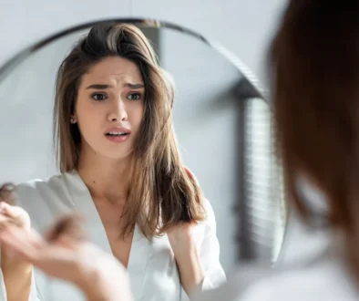 Vliv stresu na vlasy je jednou z hlavních příčin jejich padání. Zdroj ženě padají vlasy