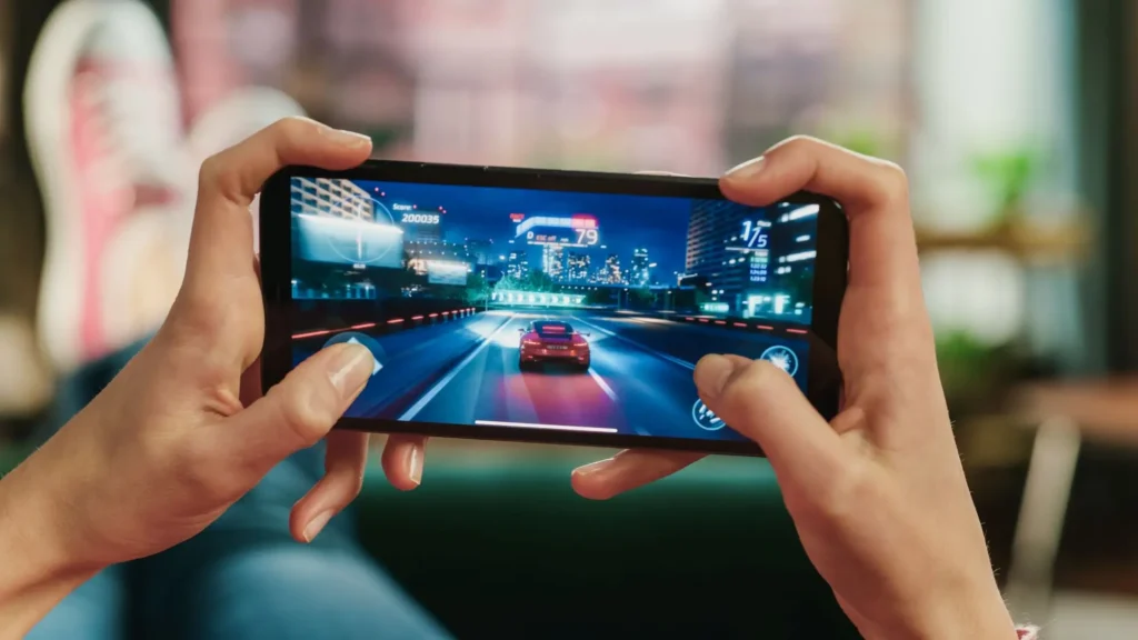 Řada mobilních her má také přístup k vaší poloze. - SportDeník hraní hry na telefonu