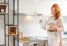 žena si vaří zázvorový čaj